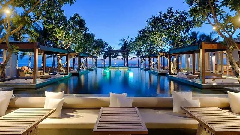 Bể bơi Babylon hướng biển