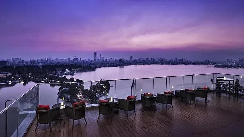 Summit Rooftop Bar tầng 20