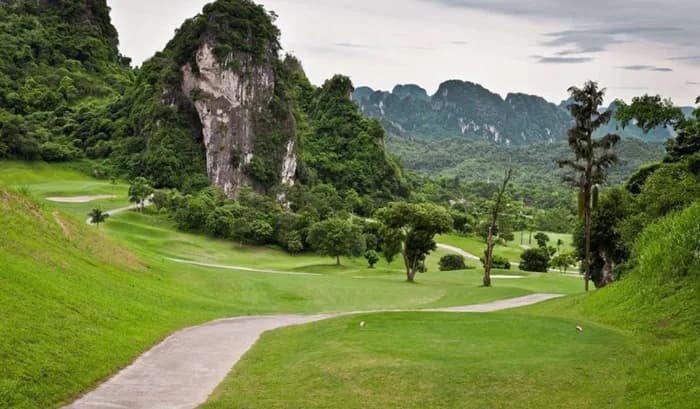Fairway giữa núi đá vôi