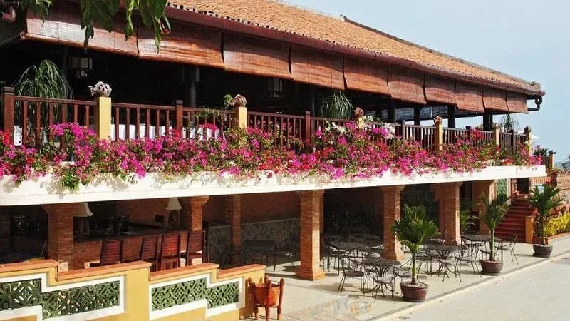 Poshanu Bar bên hồ