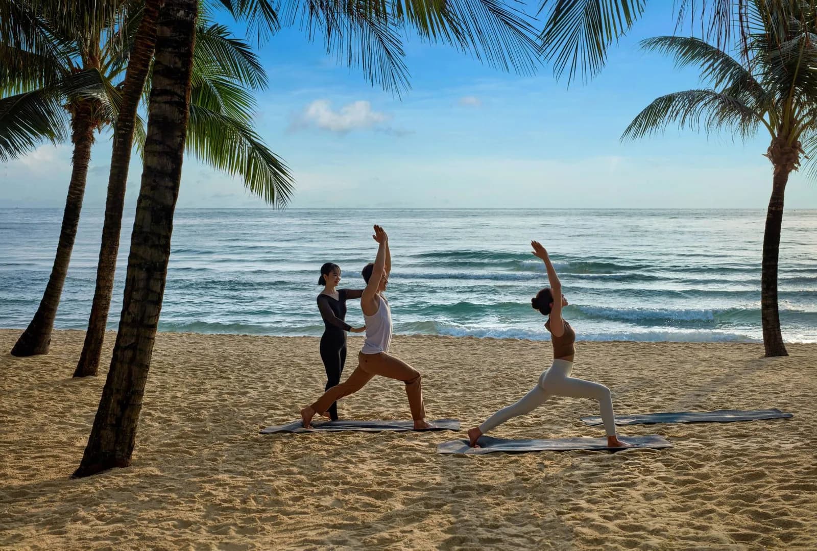 Yoga bình minh bên bãi Khem