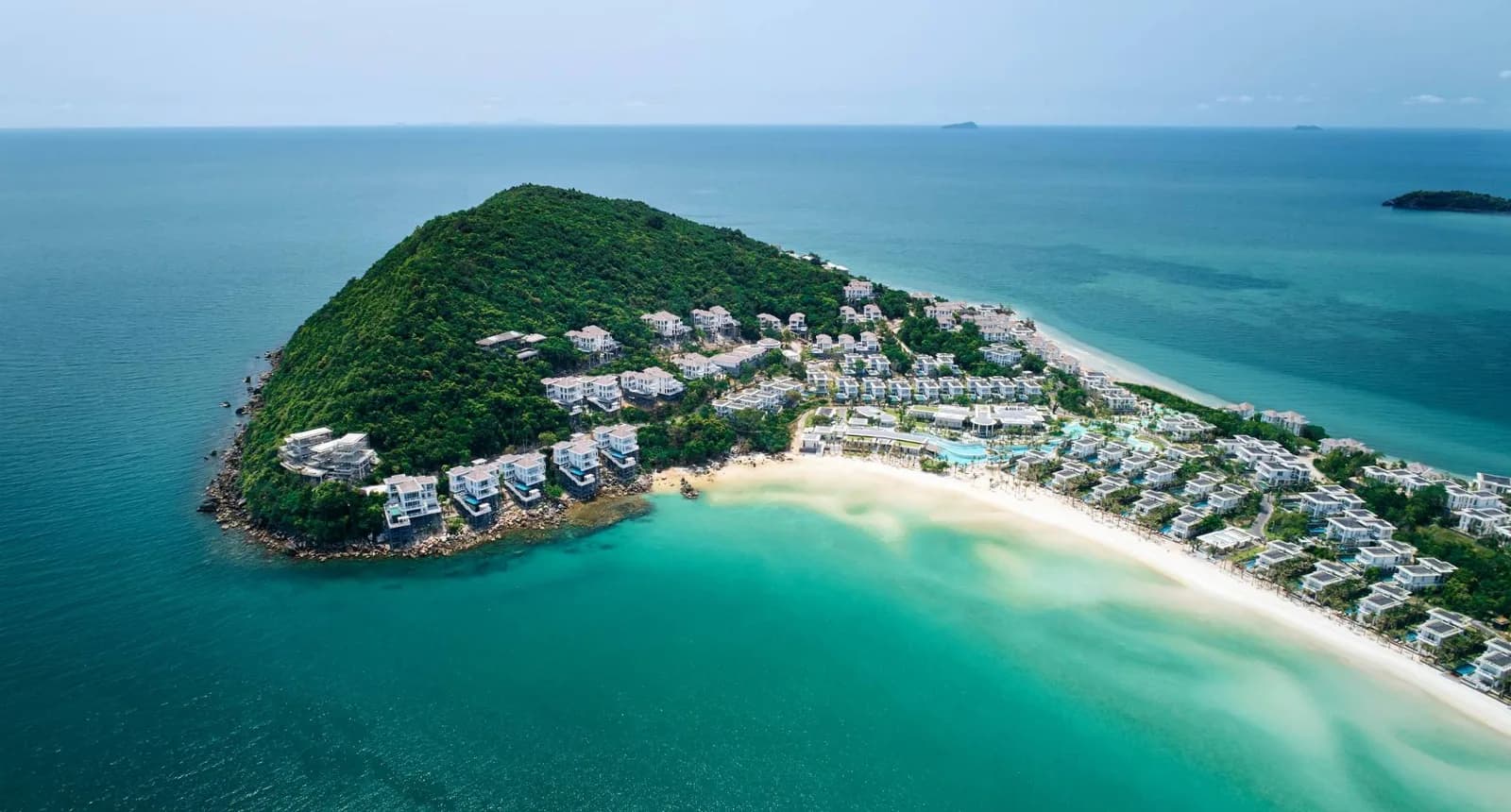 Hai bãi biển cát trắng riêng