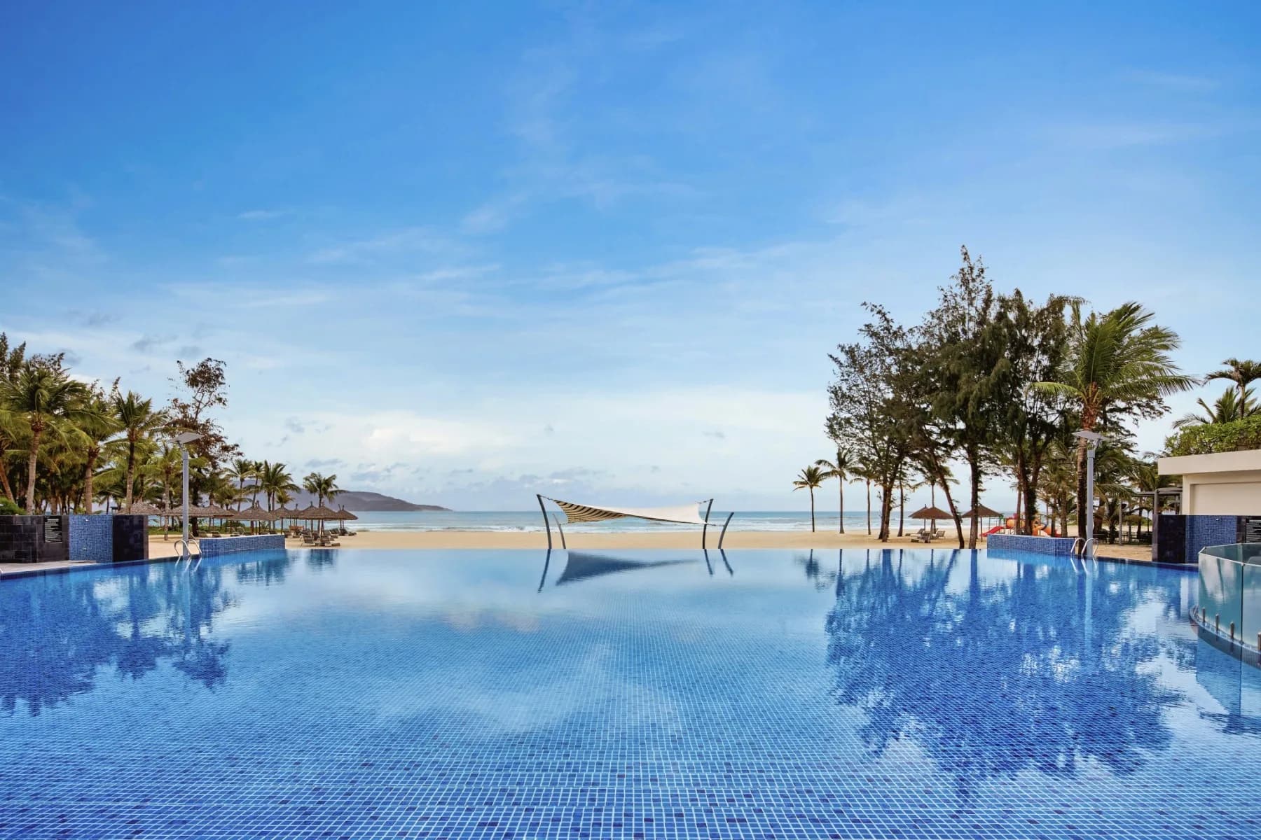 Bể bơi vô cực bên bờ biển