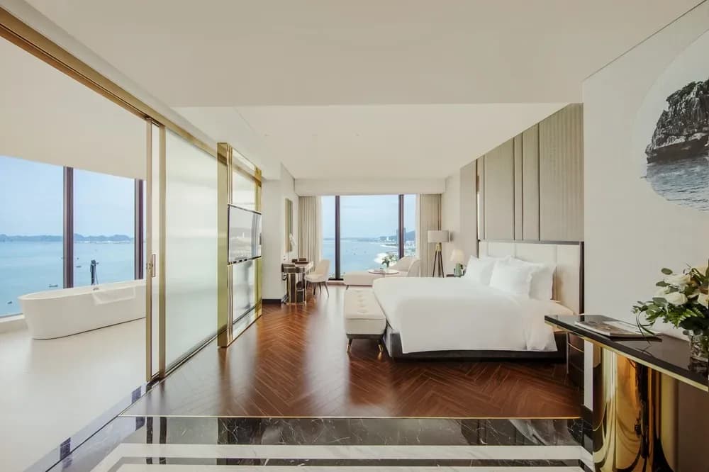 Phòng kính suốt trần hướng vịnh