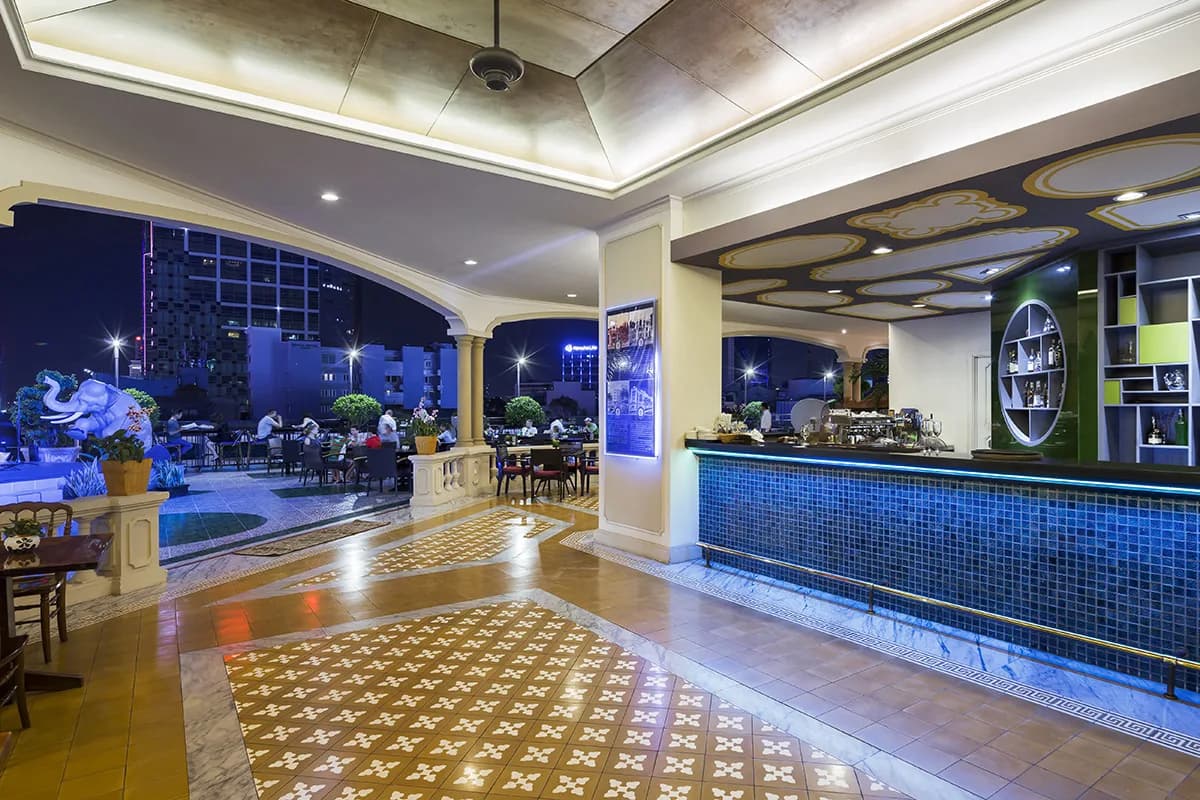 Rooftop Garden Bar huyền thoại