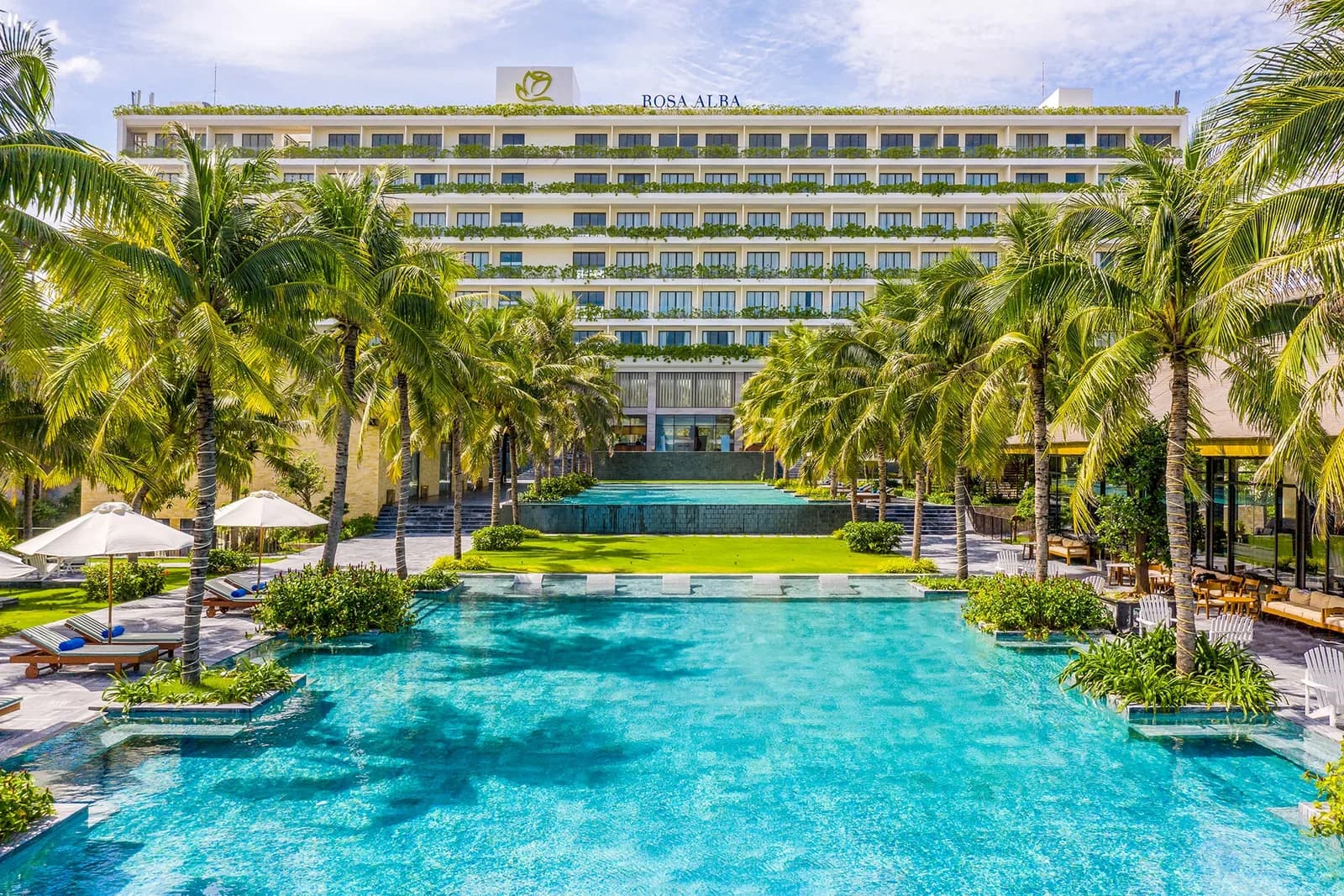 Bể bơi vô cực hướng biển