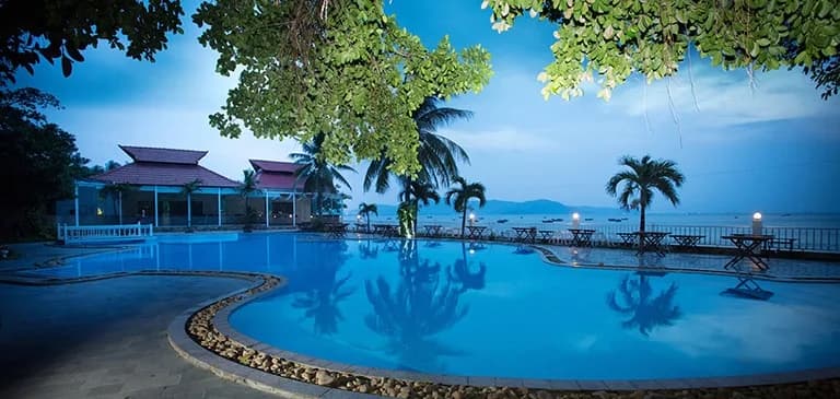 Hồ bơi ven biển