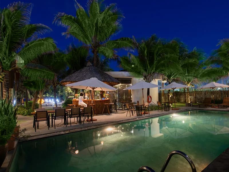 Pool bar bên hồ bơi