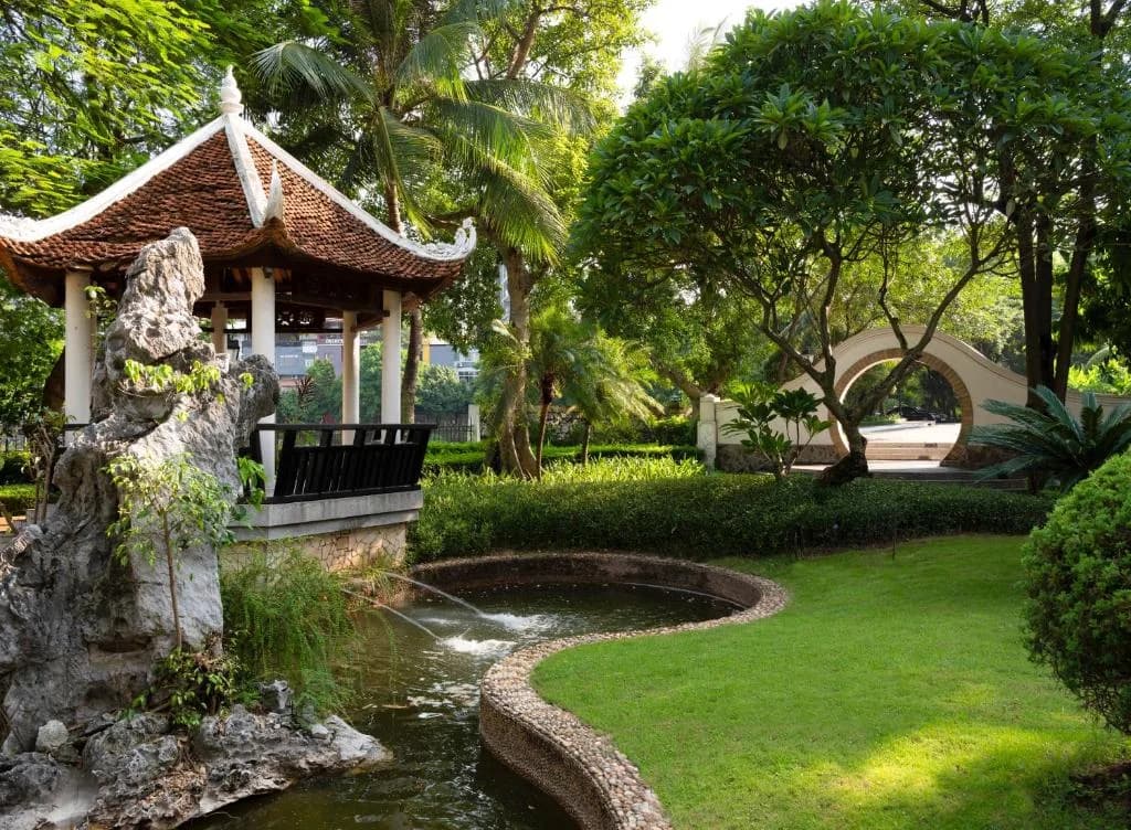 Khuôn viên xanh ven hồ