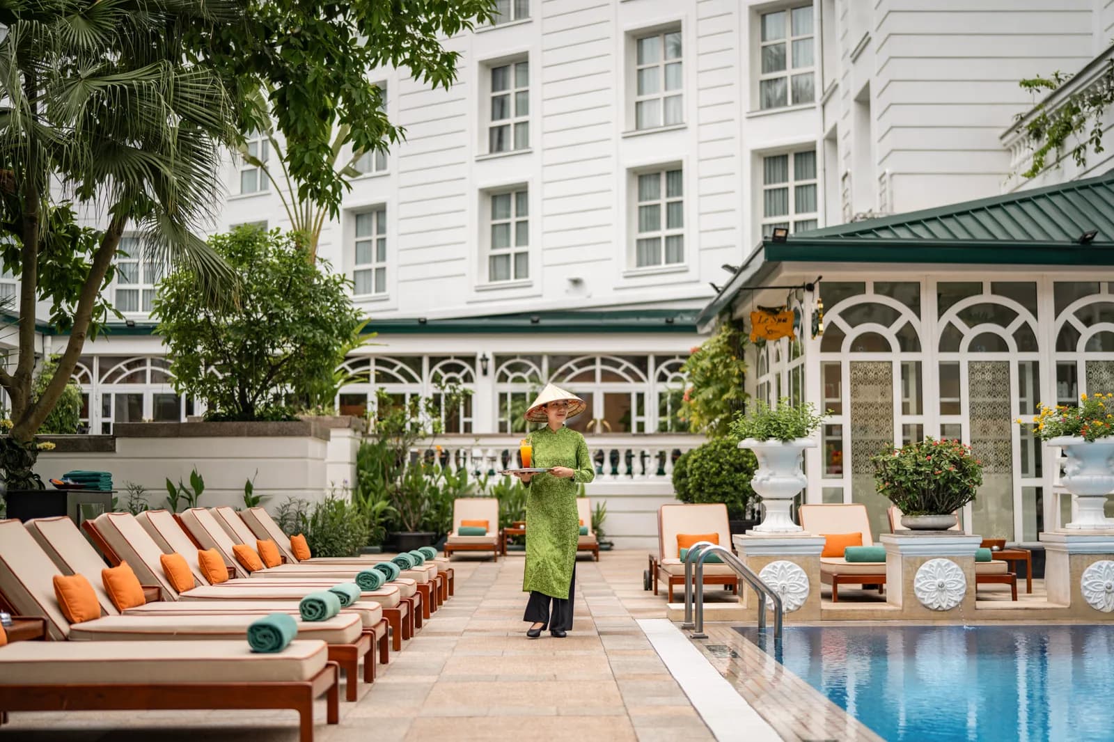 Bamboo Bar bên bể bơi