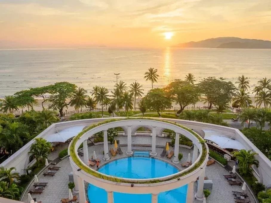 Bể bơi La Mã hướng vịnh