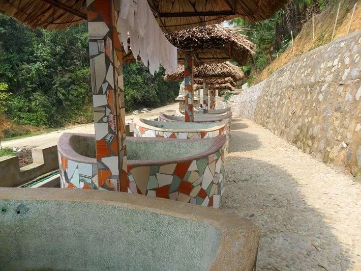 Dãy bồn khoáng mosaic