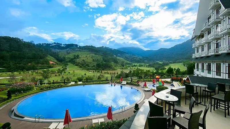 Bể bơi vô cực bên hồ