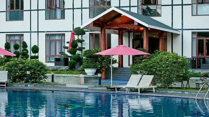 Hồ bơi & sân vườn nghỉ ngơi