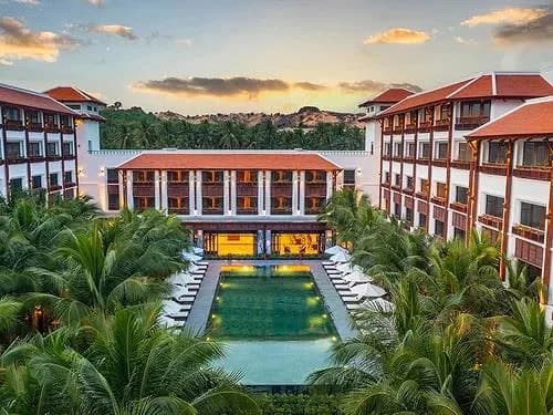 Hai hồ bơi ngoài trời
