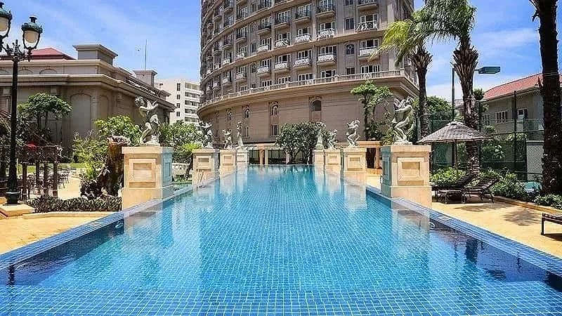 Hồ bơi ngoài trời