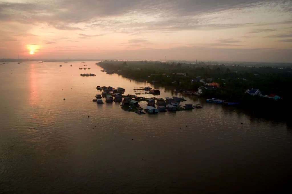Bình minh trên sông Tiền