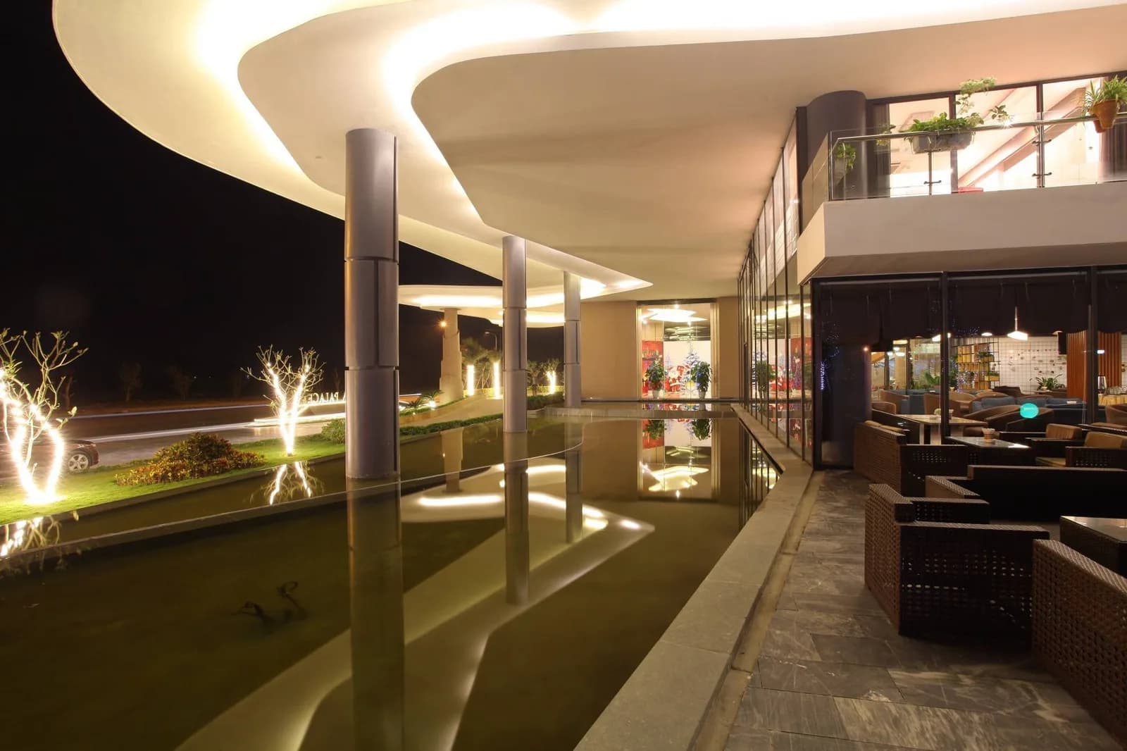 Sảnh lounge bên hồ nước