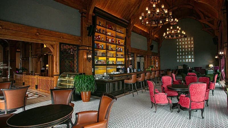 Lounge & Bar