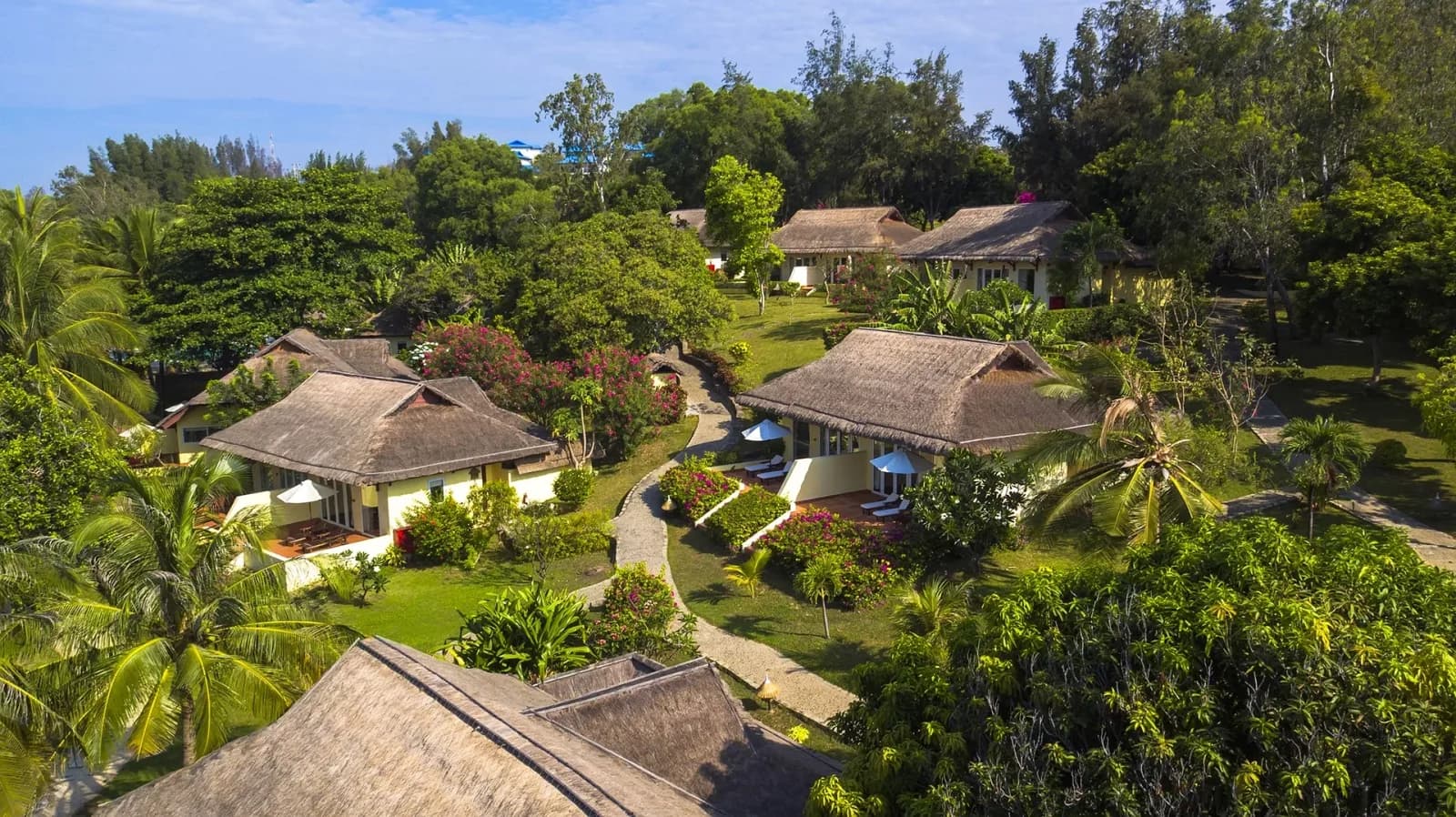 Bungalow mái tranh giữa vườn xanh