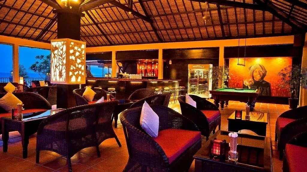 Bar & Lounge