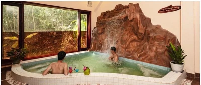 Khoáng nóng thiên nhiên giữa rừng