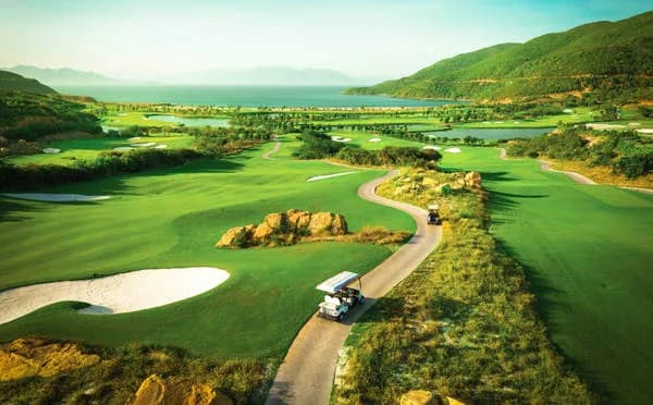 Sân golf 18 hố bên vịnh biển