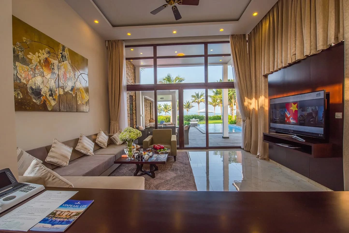 Phòng khách villa mở ra biển