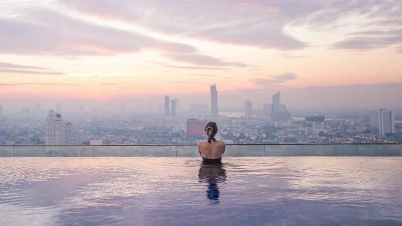 Hồ bơi vô cực giữa tầng mây