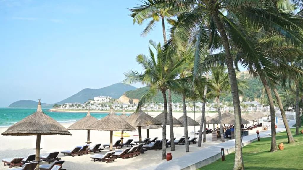 Bãi biển riêng cát trắng