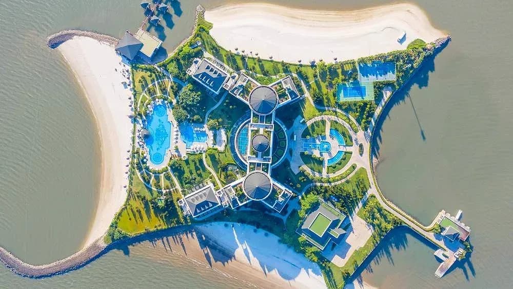 Toàn cảnh đảo Rều biệt lập