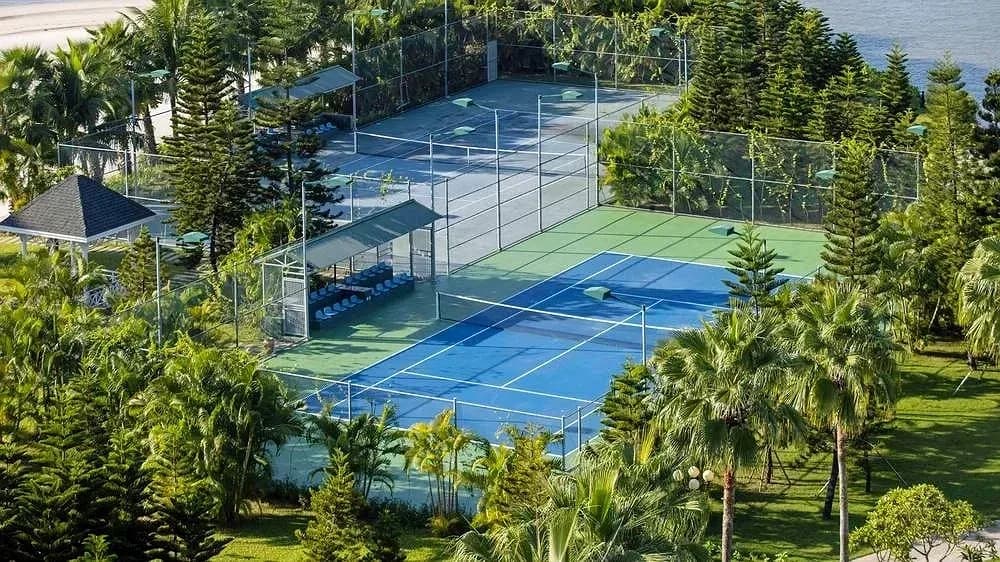 Sân tennis ngoài trời