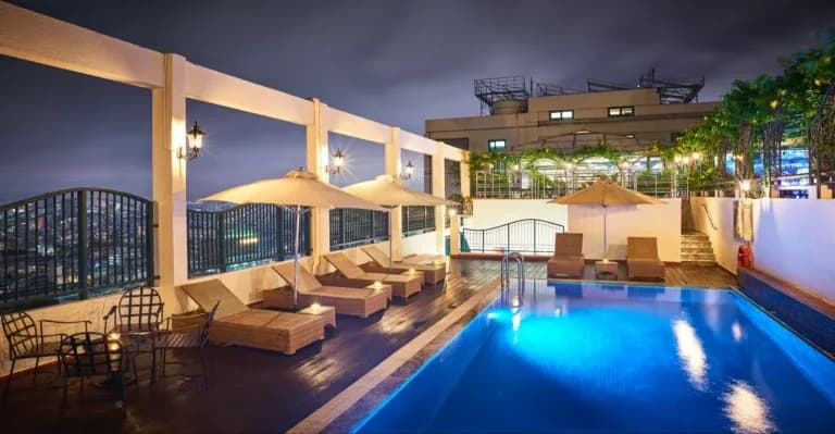 Hồ bơi và Jacuzzi tầng thượng