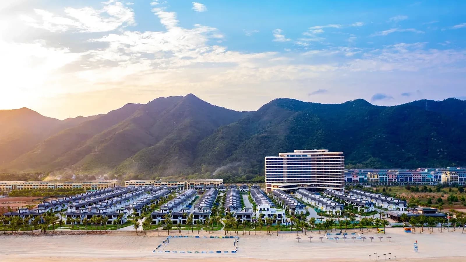 Bãi biển riêng cát trắng 2km