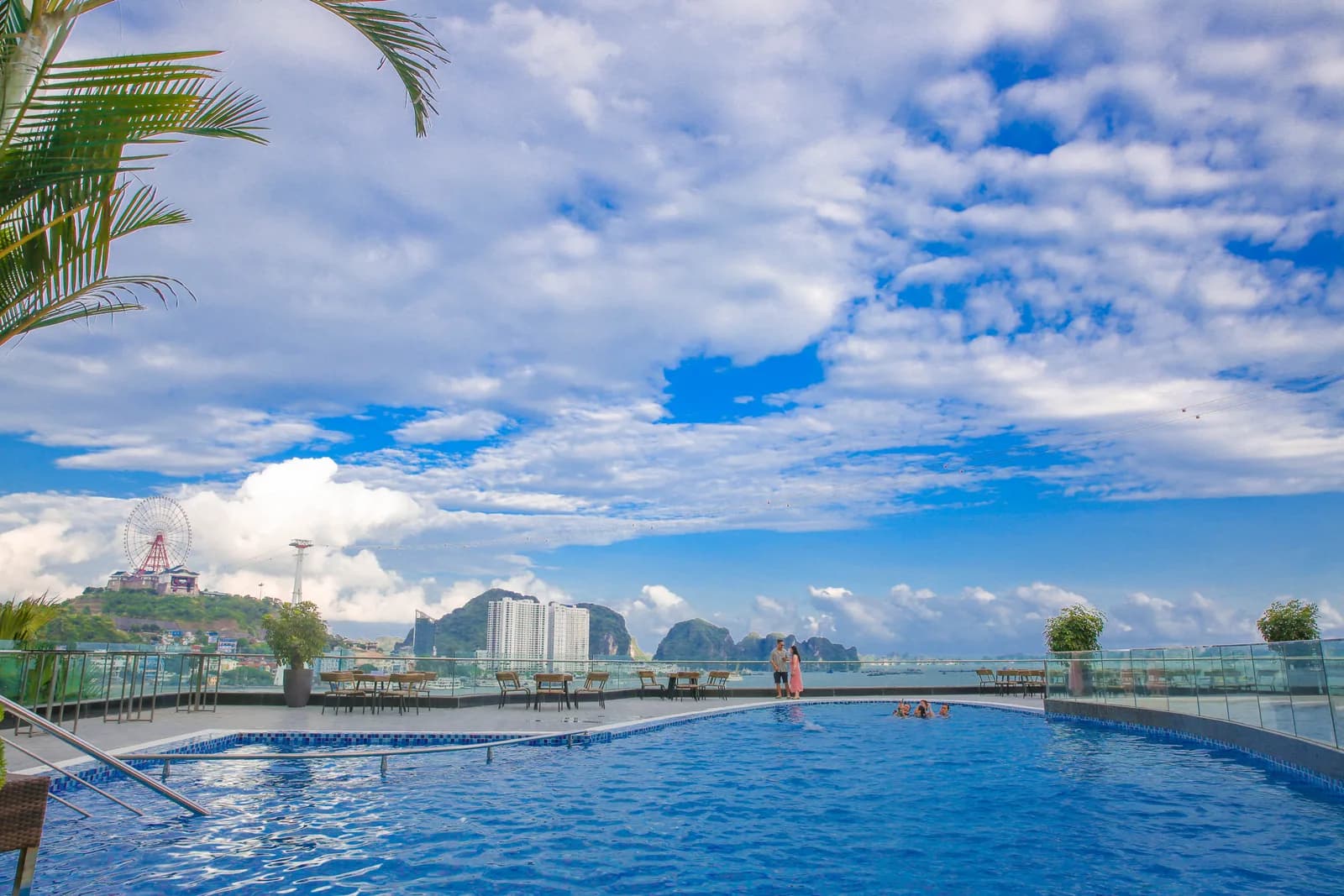 Bể bơi ngoài trời ngắm vòng quay