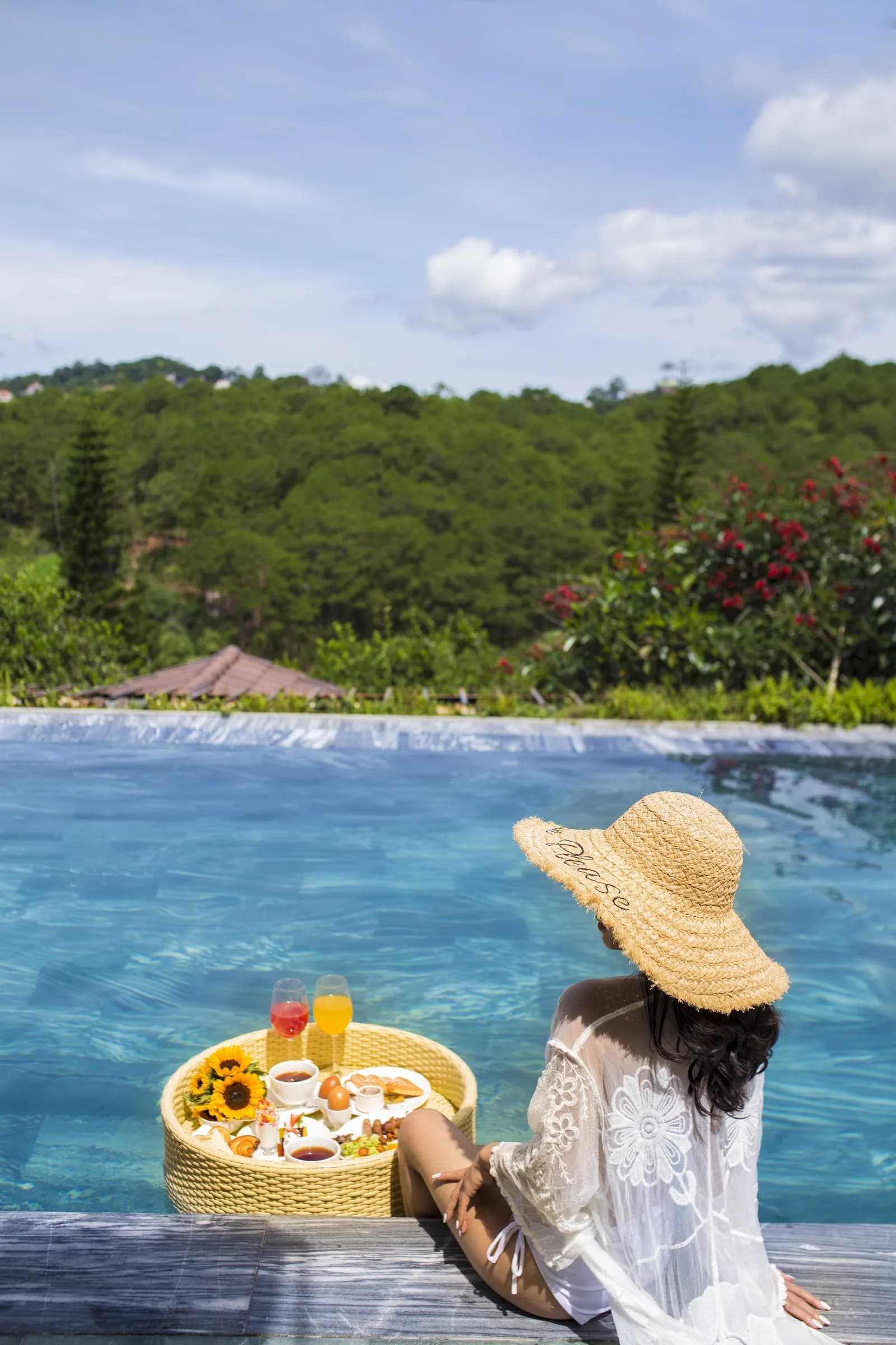 Hồ bơi vô cực & buffet thả nổi
