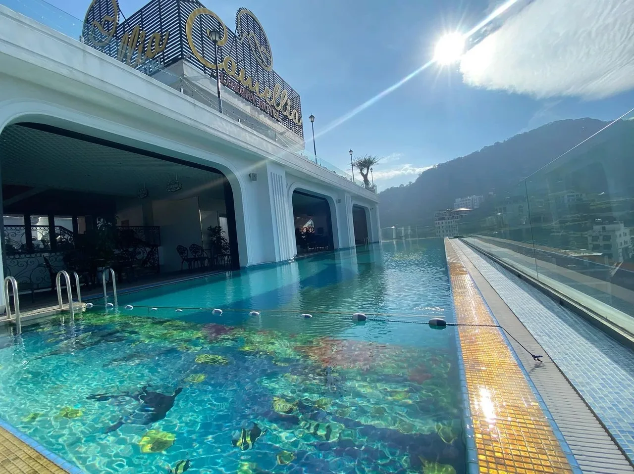Bể bơi vô cực trên tầng thượng Camellia Luxury Hotel Tam Đảo, thành kính trong suốt nhìn ra núi và phố