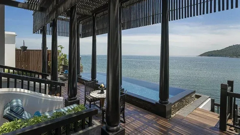 Rock Villa tại InterContinental Danang, hồ bơi vô cực riêng sát mép đá nhìn ra vịnh Sơn Trà