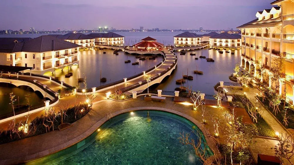 InterContinental Hanoi Westlake lúc lên đèn, các dãy phòng trên mặt Hồ Tây nối bằng cầu, hồ bơi phía trước