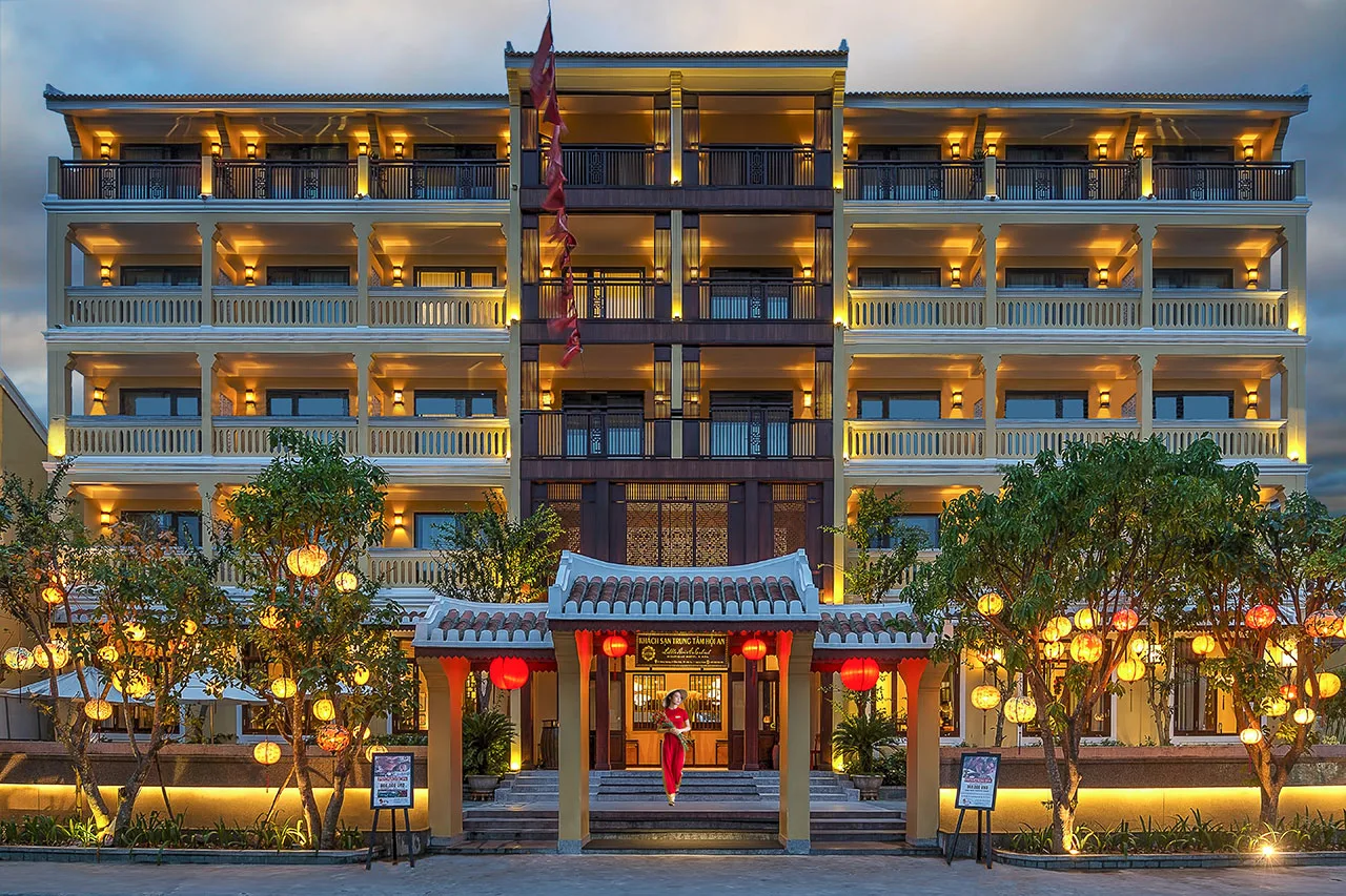 Mặt tiền Little Hoi An Central Boutique Hotel & Spa lúc lên đèn, cổng mái ngói, đèn lồng đỏ vàng và các tầng ban công