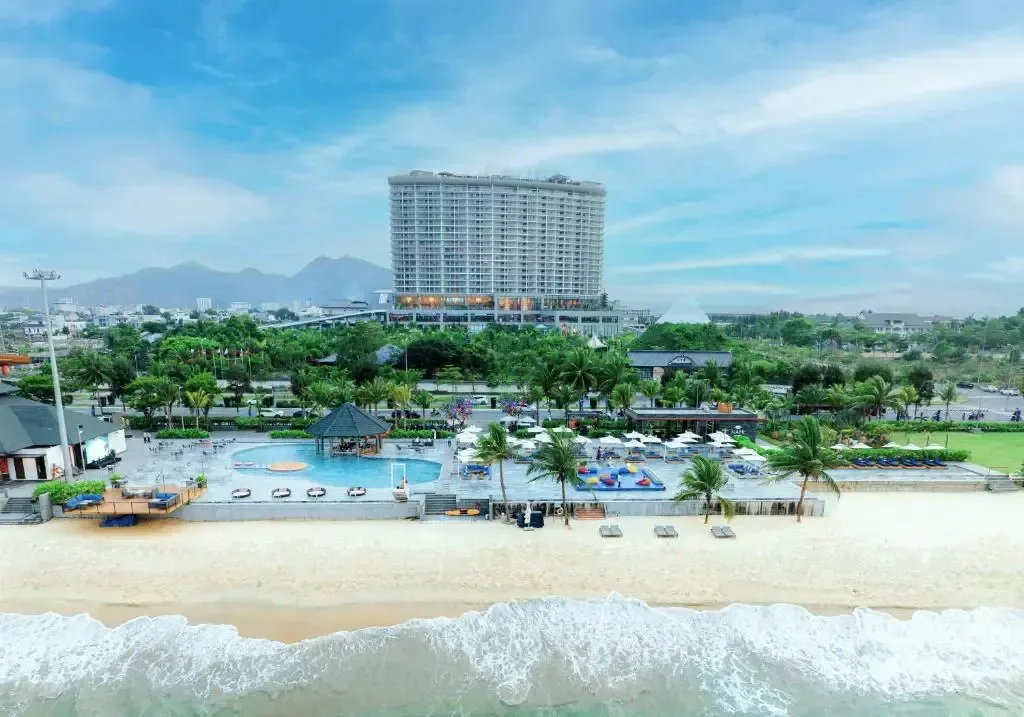 Toàn cảnh Mikazuki Japanese Resorts & Spa: tòa tháp khách sạn, hồ bơi và bãi biển Xuân Thiều phía trước