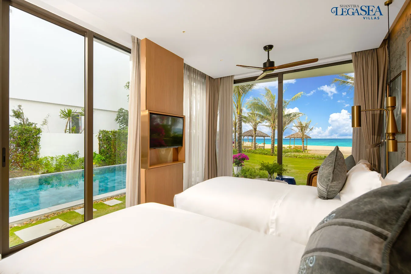 Phòng ngủ giường đôi trong LegaSea Pool Villa – 2 phòng ngủ ở Shantira Beach Resort & Spa, vách kính nhìn ra hồ bơi riêng và bãi biển