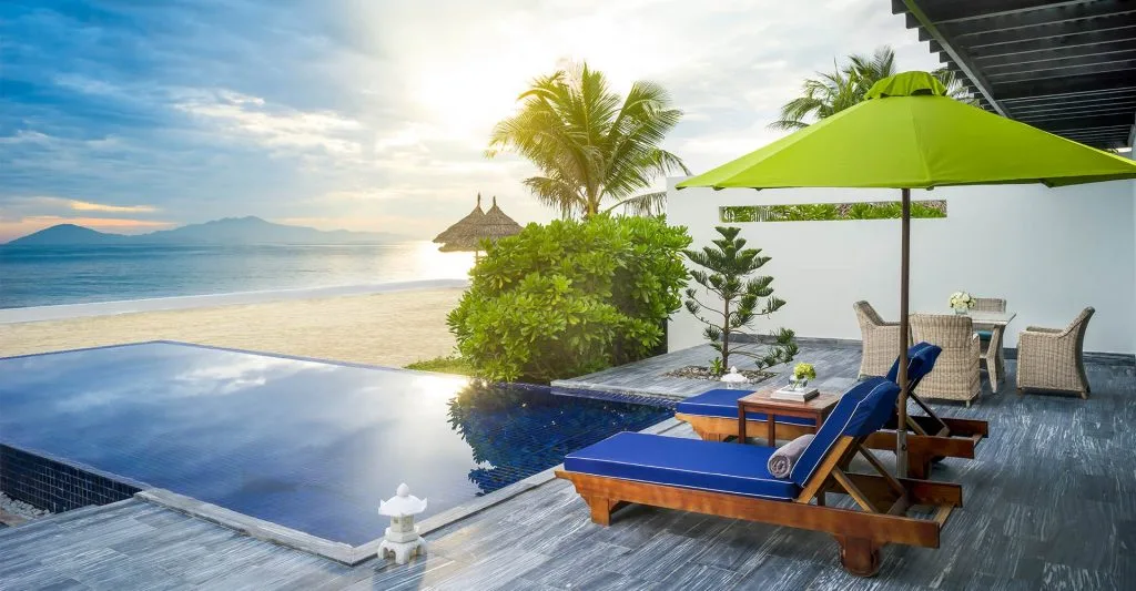 Villa 1 Phòng Ngủ – Hồ bơi riêng ở Sunrise Premium Resort Hoi An, hồ vô cực và ghế tắm nắng nhìn thẳng ra bãi Cửa Đại