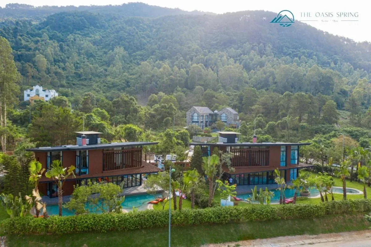 Toàn cảnh các villa gỗ của Tam Đảo Golf & Resort với hồ bơi riêng và sân cỏ dưới chân đồi rừng
